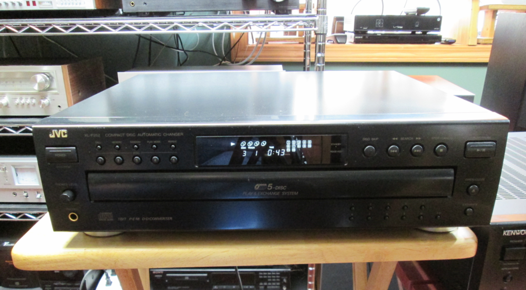 JVC XL-F252BK front view